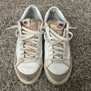 Nike Classic White & Black 1970 Sneaker used